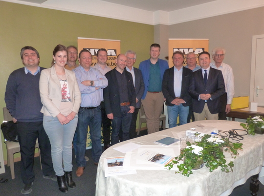 Groepsfoto na afloop van de gespreksavond in Meulebeke met Peter Dedecker Groepsfoto N-VA Meulebeke en Peter Dedecker